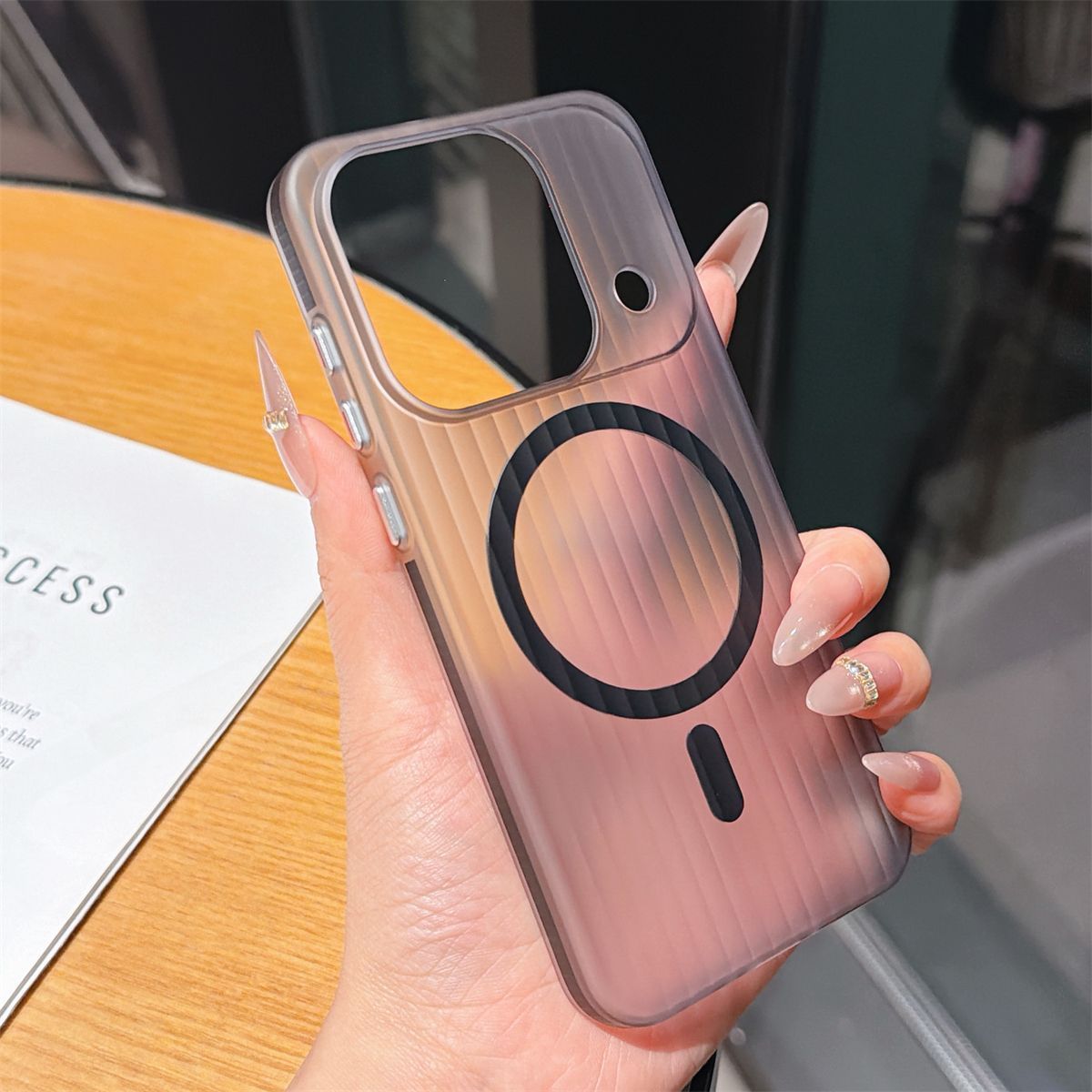 Luxury Ice Fog Corrugated Stri - огляд і ціна Oppo Find X8